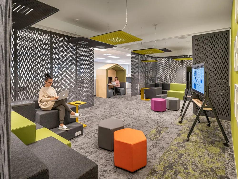 多元化互动 生物科技公司福斯特市办公空间设计欣赏