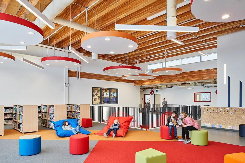 五彩缤纷 加拿大双语学校Escuela Mill Creek创新办公空间设计欣赏