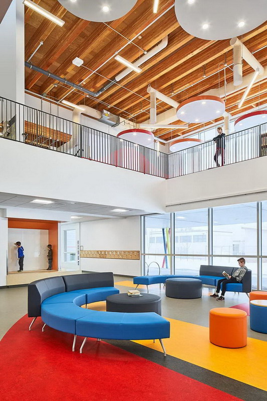 五彩缤纷 加拿大双语学校Escuela Mill Creek创新办公空间设计欣赏