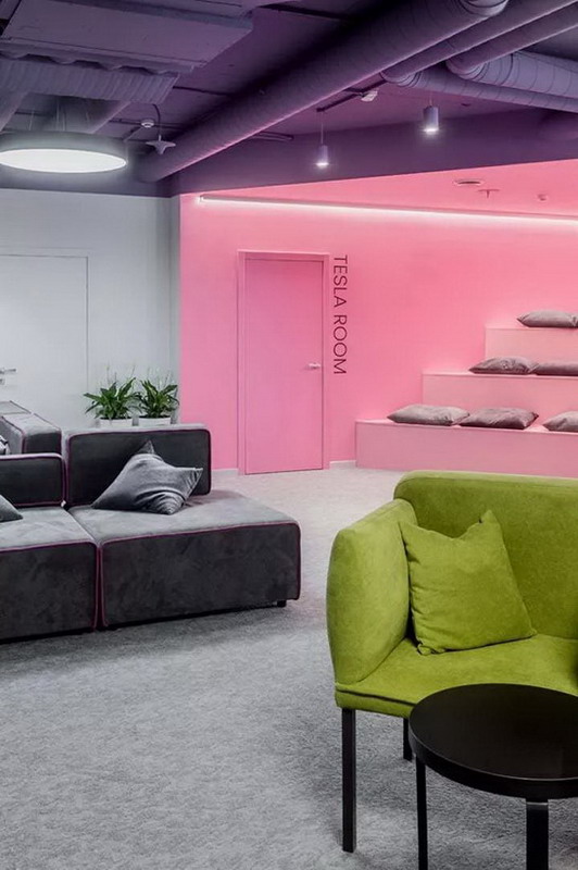 紫色世界 CloudCall公司白俄罗斯办公空间设计欣赏